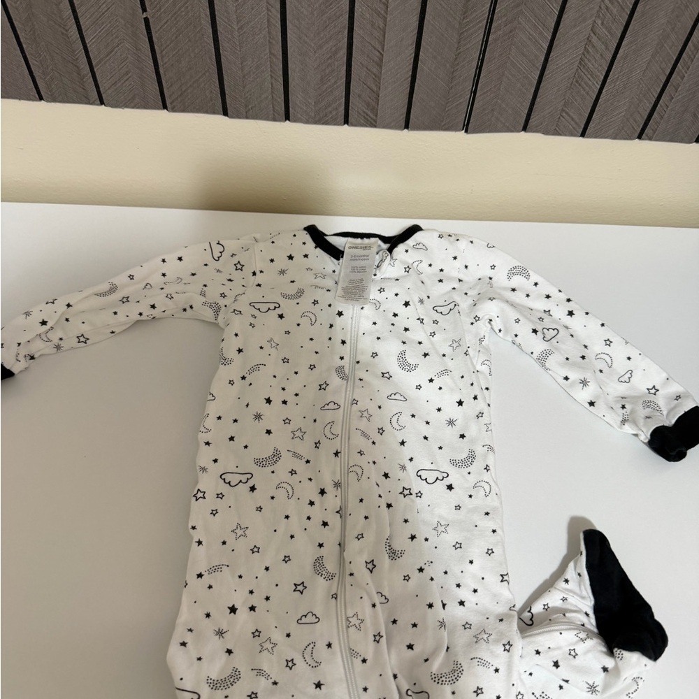 ❤️ BUNDLE 4/$20 Onesies Footies - Picture 2 of 3